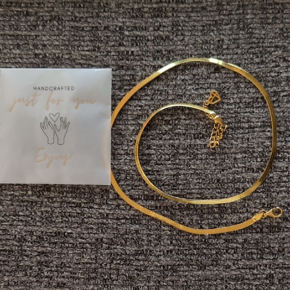 Elegant Gold Necklace and Bracelet Set